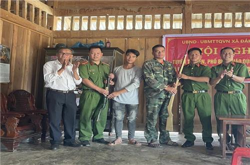  Krông Nô: Công an huyện Krông Nô tích cực vận động, thu hồi vũ khí, vật liệu nổ 