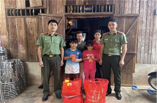 Chi đoàn Phòng Công tác đảng và công tác chính trị - Thanh tra Công an tỉnh tổ chức Chương trình “Xuân tình nguyện” năm 2025