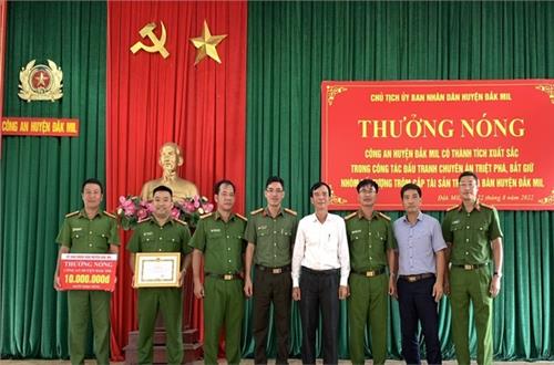 Khen thưởng Công an huyện Đắk Mil đấu tranh, triệt phá nhóm trộm cắp tài sản chuyên nghiệp