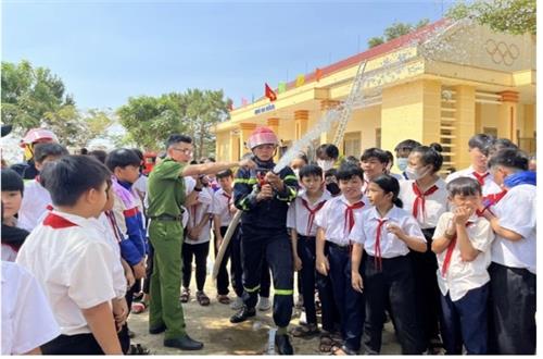 Công an Đắk Nông tổ chức chương trình trải nghiệm, thực hành chữa cháy và cứu nạn, cứu hộ tại các trường học