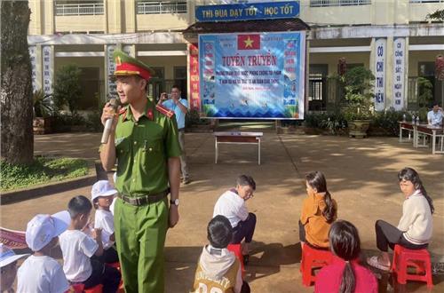 Tuyên truyền phòng, chống tai nạn đuối nước cho các em học sinh ở xã Đắk Som