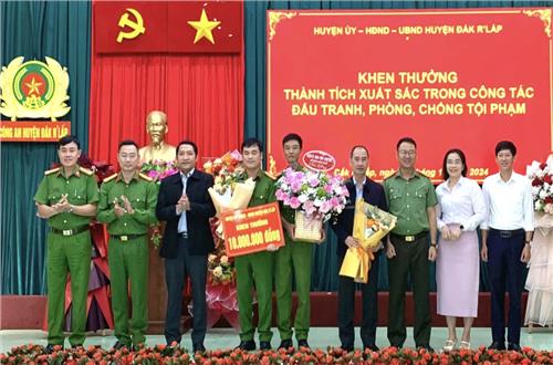 Khen thưởng Công an huyện Đắk R’lấp về thành tích trong những ngày đầu thực hiện đợt cao điểm