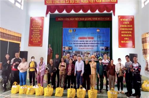 Đắk Nông - Tuyên truyền an toàn giao thông và thăm tặng quà cho các hộ gia đình có hoàn cảnh khó khăn