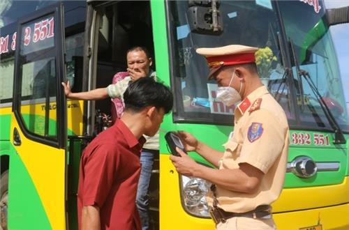 CSGT Đắk Nông phát hiện xử lý 02 tài xế lái xe khách vi phạm nồng độ cồn và không có giấy phép lái xe