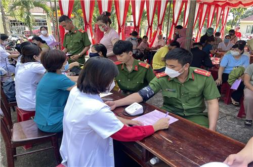 Đắk Nông: Cán bộ, chiến sĩ Công an huyện Cư Jút hăng hái tham gia hiến máu tình nguyện