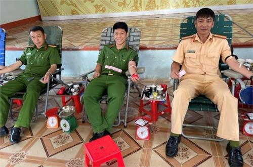 Công an huyện Cư Jút tích cực tham gia hiến máu tình nguyện hưởng ứng Tháng Nhân đạo năm 2024