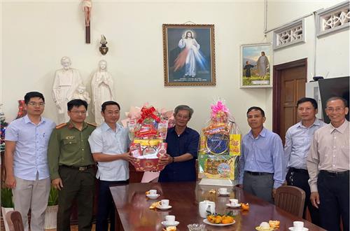 Lãnh đạo Công an huyện Đắk R’Lấp thăm, tặng quà, chúc mừng lễ  Giáng sinh năm 2023”