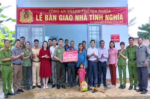 Công an thành phố Gia Nghĩa tổ chức trao tặng nhà tình nghĩa cho 01 hộ gia đình có hoàn cảnh khó khăn