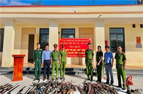 Công an huyện Đắk R'Lấp tổ chức tiêu hủy vũ khí, vật liệu nổ và công cụ hỗ trợ