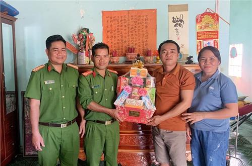 Lực lượng Công an xã trên địa bàn huyện Đắk Glong tổ chức thăm hỏi, tặng quà, động viên gia đình các chiến sỹ nghĩa vụ đang tại ngũ và tân binh chuẩn bị nhập ngũ