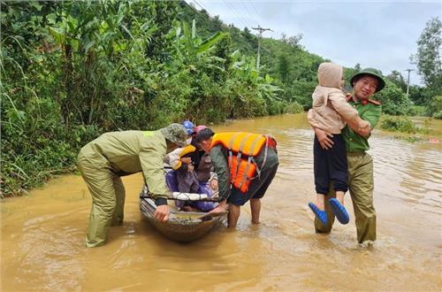 Công an xã Đắk R’Măng, huyện Đắk Glong tích cực giúp dân khắc phục hậu quả do mưa bão gây ra