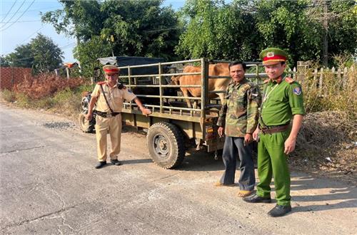 Đắk Nông: Cảnh sát giao thông – Trật tự Công an huyện Cư Jút dán Decal phản quang cho xe máy kéo nhỏ
