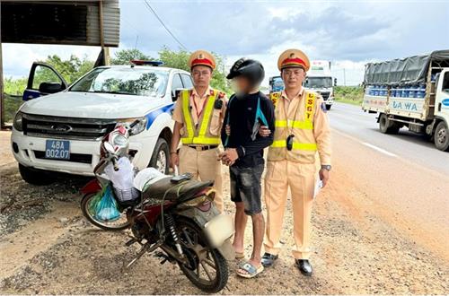 CSGT Đắk Nông phát hiện bắt giữ 01 thanh niên tàng trữ ma túy đá