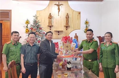 Đắk Mil: Công an xã Đức Mạnh thăm hỏi, tặng quà các cơ sở tôn giáo nhân lễ Giáng sinh 2023
