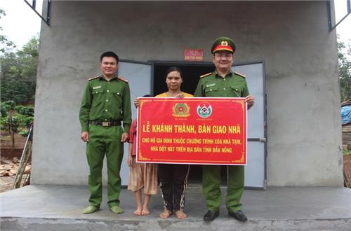 Bàn giao 2 căn nhà tại xã Trường Xuân trong đợt cao điểm xóa nhà tạm, nhà dột nát