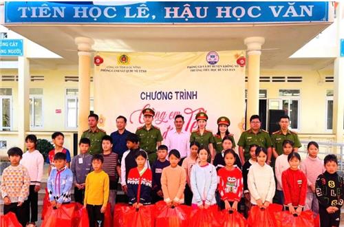 Phòng Cảnh sát quản lý hành chính về TTXH tổ chức chương trình 