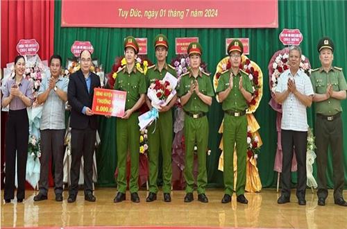 Đắk Nông: Khen thưởng Công an huyện Tuy Đức triệt phá vụ tàng trữ, mua bán trái phép chất ma túy