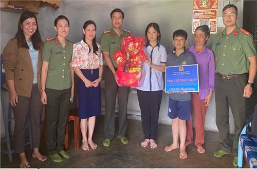 Phòng Tổ chức cán bộ Công an tỉnh Đắk Nông nhận hỗ trợ 2 trẻ em có hoàn cảnh đặc biệt
