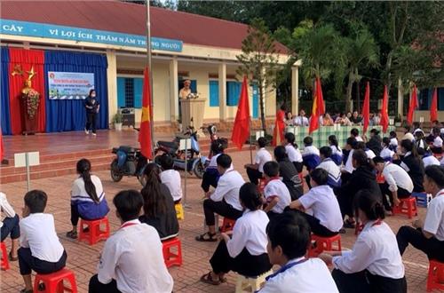 Lực lượng Cảnh sát Giao thông Công an huyện Cư Jút tăng cường công tác tuyên truyền Luật giao thông đường bộ trong các cơ sở giáo dục