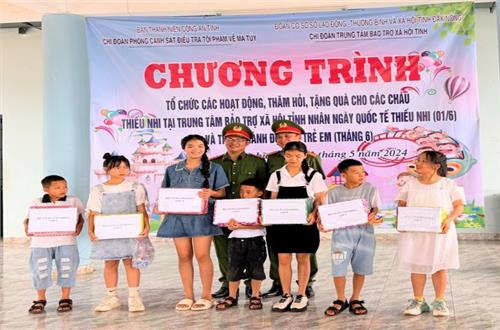Phòng CSĐT tội phạm về ma túy tặng quà cho các cháu nhỏ có hoàn cảnh đặc biệt tại Trung tâm Bảo trợ xã hội tỉnh Đắk Nông