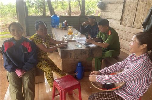 Công an xã Quảng Trực thực hiện có hiệu quả công tác tuyên truyền, hướng dẫn người dân góp ý Dự thảo sửa đổi, bổ sung một số điều của Hiến pháp năm 2013 qua ứng dụng VneID