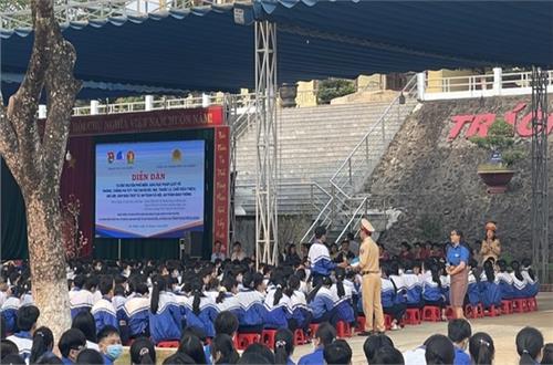 GIA NGHĨA: TUYÊN TRUYỀN, PHỔ BIẾN KIẾN THỨC PHÁP LUẬT CHO GIÁO VIÊN, HỌC SINH TRƯỜNG TRUNG HỌC CƠ SỞ NGUYỄN BỈNH KHIÊM