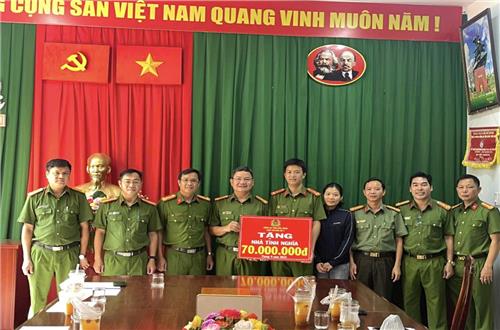 Cụm thi đua số 3 - Công an tỉnh Đắk Nông hỗ trợ xây nhà tình nghĩa cho cán bộ có hoàn cảnh khó khăn