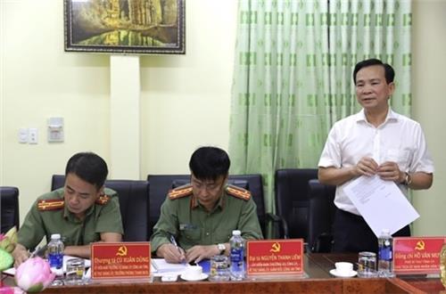 Đồng chí Hồ Văn Mười, Phó Bí thư Tỉnh ủy, Chủ tịch UBND tỉnh dự sinh hoạt Chi bộ tại Chi bộ Trung tâm thông tin chỉ huy