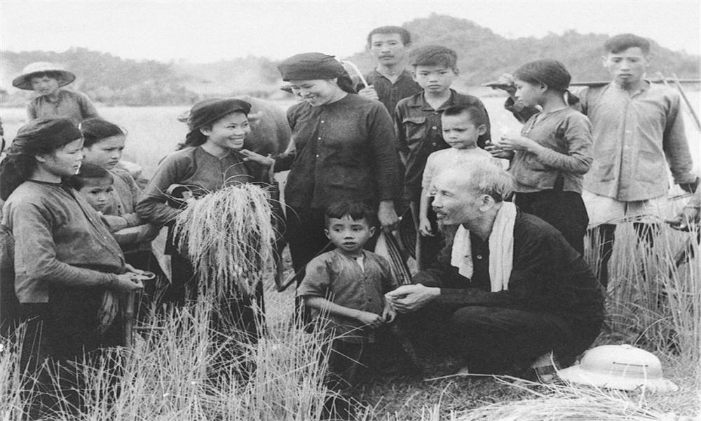 Bài 1: Hành trình tám thập kỷ tuyệt đối trung thành
