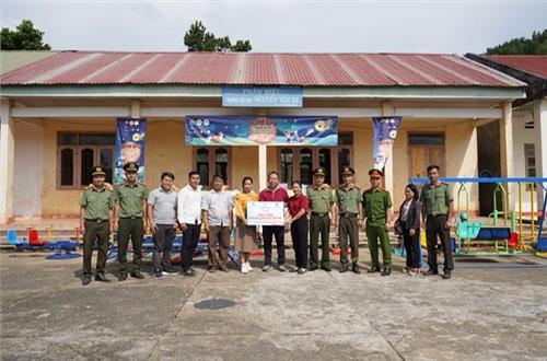 Đoàn Thanh niên - Phòng An ninh mạng và phòng chống tội phạm sử dụng công nghệ cao Công an tỉnh Đắk Nông tổ chức chương trình “Trung thu cho em” tại huyện Krông Nô