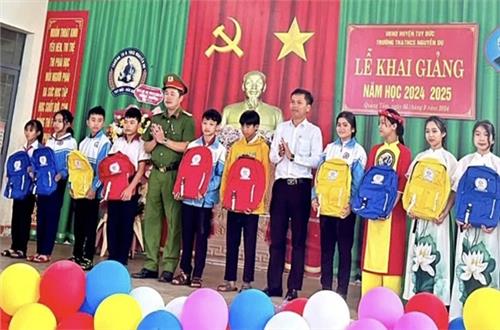 Công an các xã thuộc huyện Tuy Đức trao tặng quà cho các em học sinh có hoàn cảnh khó khăn tại lễ khai giảng năm học 2024-2025