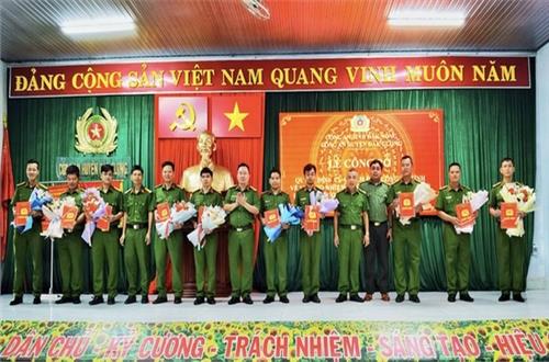 Công an huyện Đắk Glong tổ chức lễ Công bố quyết định bổ nhiệm chức danh điều tra viên đối với Trưởng, Phó trưởng Công an xã