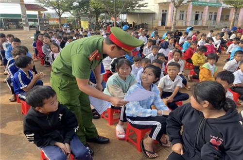 Công an xã Đắk Plao tuyên truyền, phổ biến kiến thức phòng chống đuối nước trẻ em cho gần 1.000 học sinh