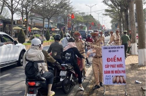 Cảnh sát giao thông Công an huyện Đắk Mil “Tiếp sức đón xuân” cho người dân trên đường về quê ăn Tết”