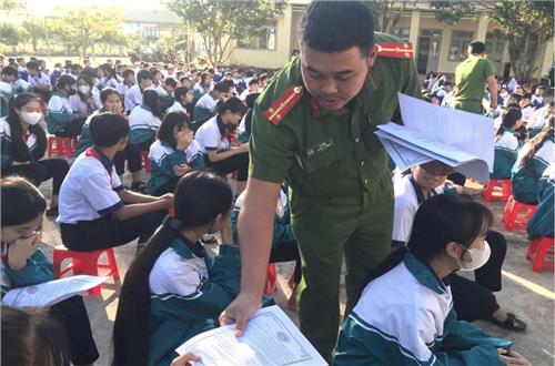 Công an xã Hưng Bình tuyên truyền phòng, chống ma tuý và pháo nổ cho gần 400 giáo viên, học sinh