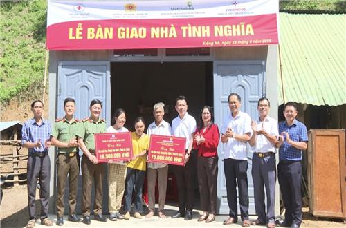 Phòng An ninh Kinh tế Công an tỉnh Đắk Nông phối hợp trao tặng nhà tình nghĩa cho gia đình có hoàn cảnh đặc biệt khó khăn