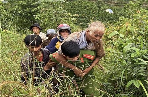 Đắk Nông: Công an xã Quảng Khê giúp gia đình tìm được cụ ông đi lạc về nhà an toàn