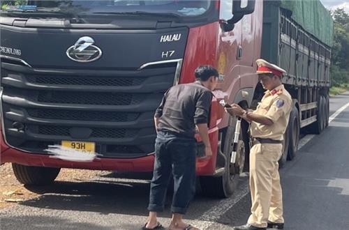 Ghi nhận ngày đầu ra quân tổng kiểm soát ô tô vận tải hành khách và ô tô vận tải hàng hóa bằng container ở Đắk Nông