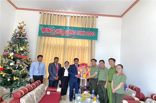 Công an huyện Đắk Mil thăm hỏi, chúc mừng các cơ sở tôn giáo nhân lễ Giáng sinh năm 2023