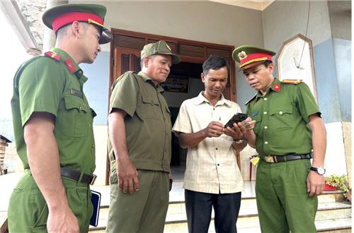 Công an tỉnh Đắk Nông tuyên truyền, hướng dẫn người dân góp ý Dự thảo sữa đổi, bổ sung Hiến pháp qua VneID