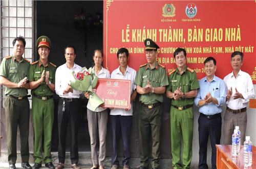 Khánh thành, bàn giao nhà cho người dân có hoàn cảnh khó khăn ở xã Nam Dong