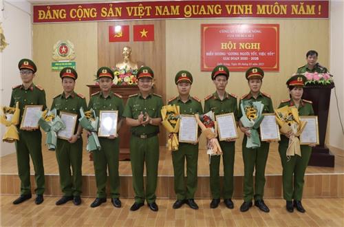 Cụm thi đua số 3 Công an tỉnh Đắk Nông Biểu dương gương người tốt, việc tốt trong phong trào thi đua “Vì an ninh Tổ quốc”