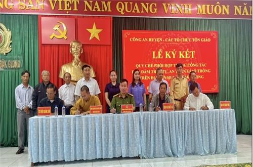 Công an huyện Đắk Glong và các Tổ chức tôn giáo ký kết quy chế phối hợp trong công tác bảo đảm trật tự, an toàn giao thông