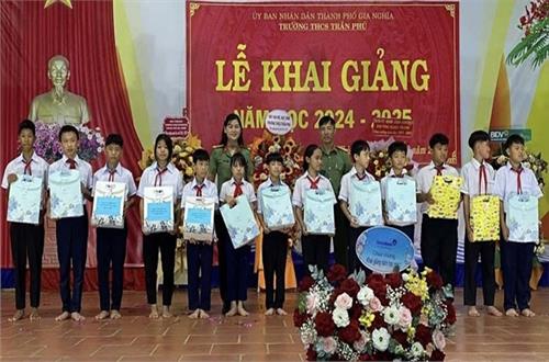 Cơ quan Ủy ban Kiểm tra Đảng ủy Công an tỉnh Đắk Nông nhận đỡ đầu học sinh có hoàn cảnh đặc biệt khó khăn