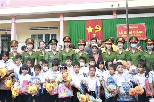 Công an Đắk Nông trao tặng nhiều phần quà cho các em học sinh nhân dịp khai giảng năm học mới