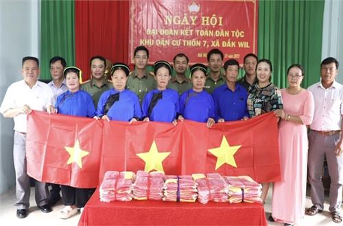 Phòng Tham mưu Công an tỉnh Đắk Nông trao tặng hàng ngàn lá cờ Tổ quốc cho người dân tại Ngày hội Đại đoàn kết toàn dân tộc 
