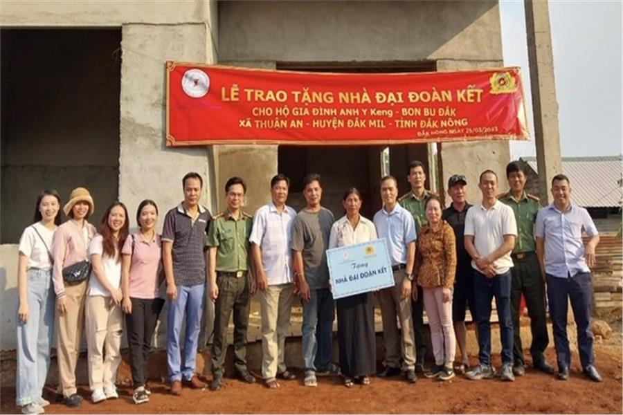 Phòng An ninh đối ngoại Công an tỉnh Đắk Nông tổ chức trao tặng “Nhà đại đoàn kết” cho người dân tộc thiểu số có hoàn cảnh khó khăn trên tuyến biên giới