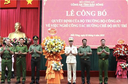 Phó Giám đốc Công an tỉnh Đắk Nông nhận quyết định nghỉ công tác hưởng chế độ hưu trí