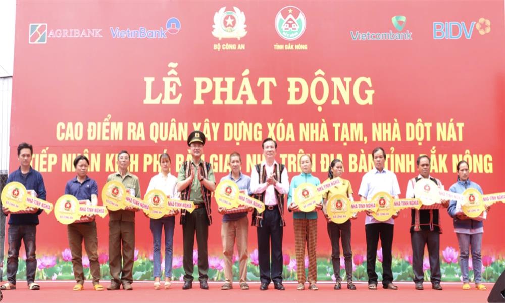 Bộ Công an trao kinh phí hỗ trợ tỉnh Đắk Nông xoá nhà tạm, nhà dột nát