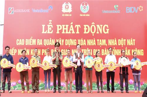 Bộ Công an trao kinh phí hỗ trợ tỉnh Đắk Nông xoá nhà tạm, nhà dột nát